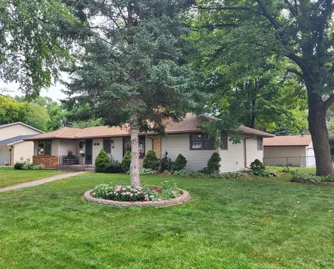 1216 Ruggles St, Roseville, MN 55113