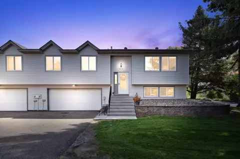 915 Sherwood Rd, Shoreview, MN 55126