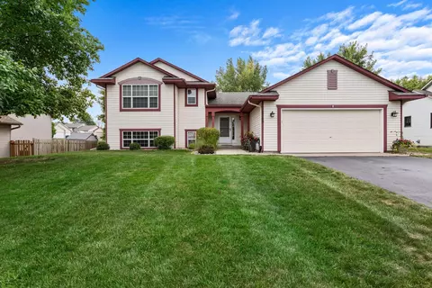 8769 Autumn Oaks Dr, Rockford, MN 55373