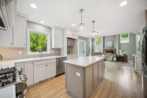 9009 Victoria Dr, Eden Prairie, MN 55347
