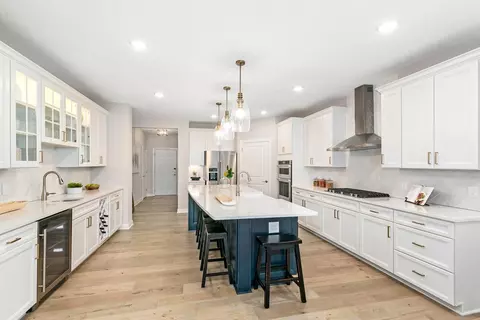 921 Goldfinch St, Chaska, MN 55318