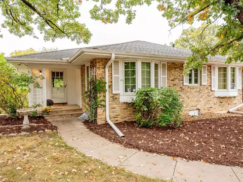 8915 River Ridge Rd, Bloomington, MN 55425 photo 3