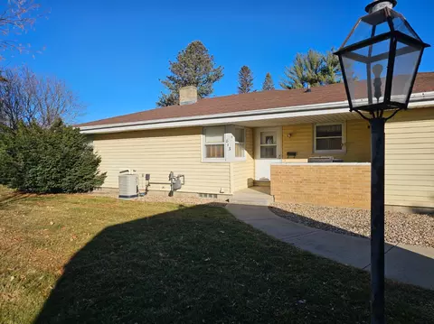 813 Des Moines Dr, Windom, MN 56101