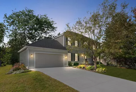 974 Spring Hill Dr, Woodbury, MN 55125