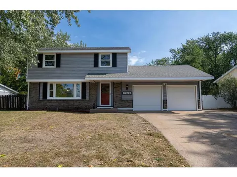 10717 Xavis St NW, Coon Rapids, MN 55433