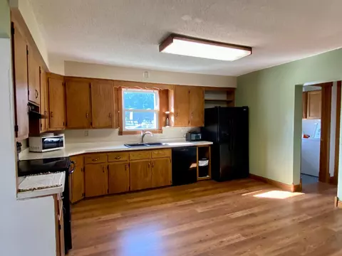 219 Lowell St E, Le Roy, MN 55951 photo 3