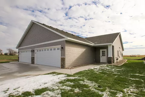 1192 Bluejay Dr SW, Hutchinson, MN 55350