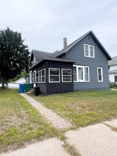 1051 W 9th St, Winona, MN 55987