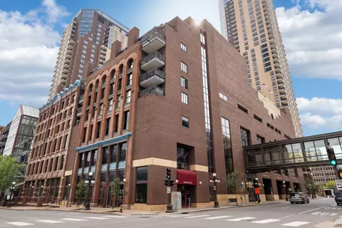 198 6th St E #704, Saint Paul, MN 55101