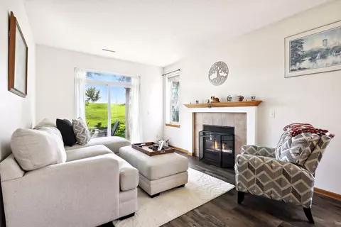 748 Cobblestone Way, Shakopee, MN 55379