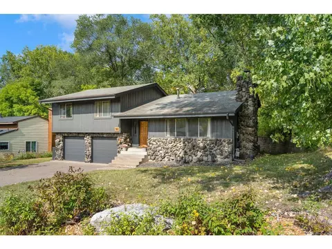 180 Woodridge Dr, Vadnais Heights, MN 55127