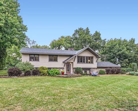 7680 Meadow Ln, Eden Prairie, MN 55346