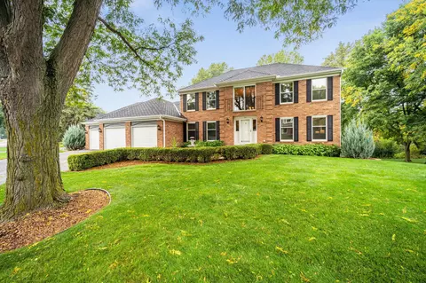 301 Trappers Pass, Chanhassen, MN 55317