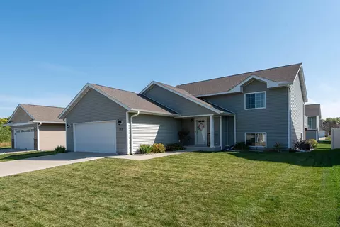 717 Dogleg St, Mankato, MN 56001