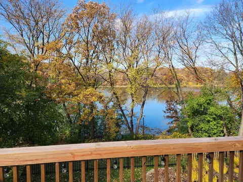 1450 E Lake Dr, Chaska, MN 55318