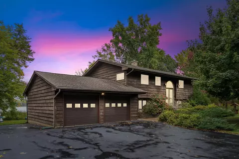28015 Lakelawn Dr, Lindstrom, MN 55045