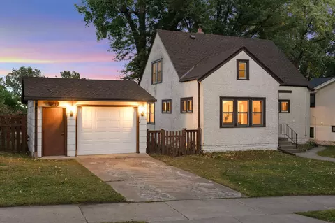 1462 Chelsea St, Saint Paul, MN 55108