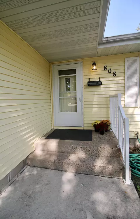 808 14th Ave SW, Willmar, MN 56201 photo 2