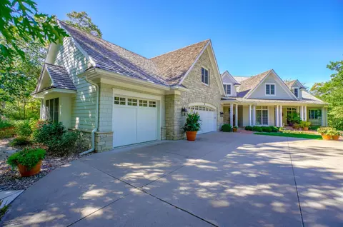3 Catbird Ln, North Oaks, MN 55127
