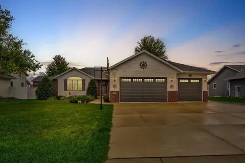 1315 Clover Ln SE, Owatonna, MN 55060