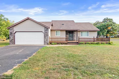 6105 Cougar Trl, North Branch, MN 55056