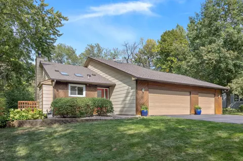 2520 W 105th St, Bloomington, MN 55431