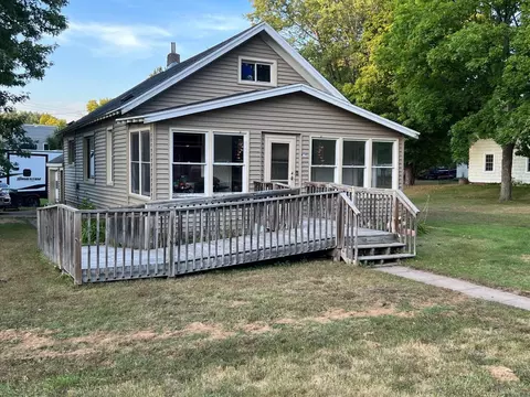 146 W Winter Ave, Elmwood, WI 54740