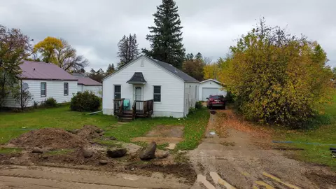 208 Spruce Ave SW, Bagley, MN 56621