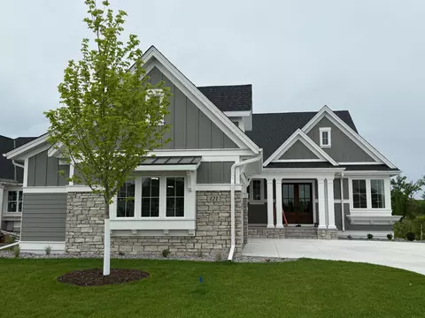 121 Spring Farm Rd, North Oaks, MN 55127