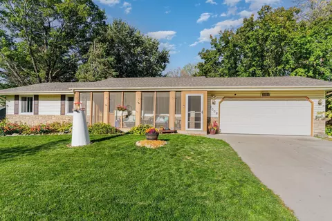 3006 Selkirk Dr, Burnsville, MN 55337