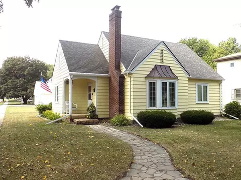 502 N Carver St, Winthrop, MN 55396