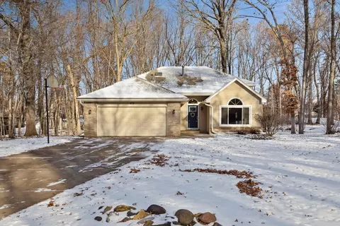 915 Lois Ln, Lino Lakes, MN 55014