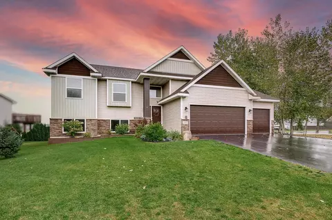302 8th Ave SE, Isanti, MN 55040