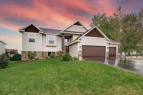 302 8th Ave SE, Isanti, MN 55040