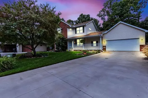 2484 Montana Cir E, Maplewood, MN 55119