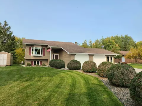 402 Shorewood Dr, International Falls, MN 56649