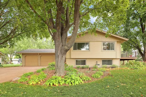 1453 Crest Dr, Chaska, MN 55318
