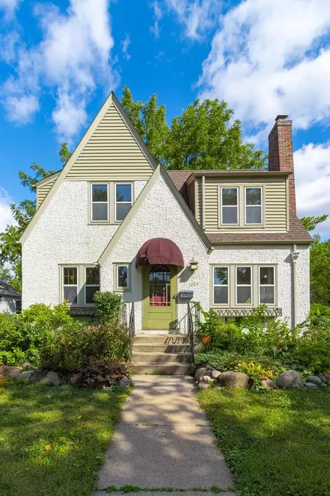 1048 Smith Ave S, West Saint Paul, MN 55118