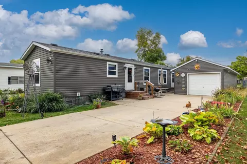 21 22nd Ave NW, Faribault, MN 55021