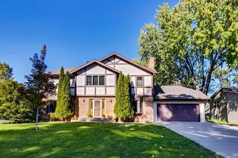 243 Grandview Ave W, Roseville, MN 55113