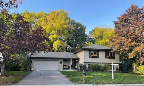 720 Bighorn Dr, Chanhassen, MN 55317