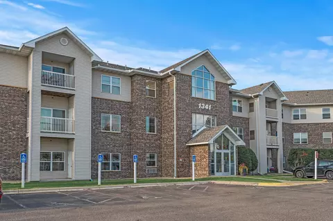 1341 Lake Dr W #B105, Chanhassen, MN 55317