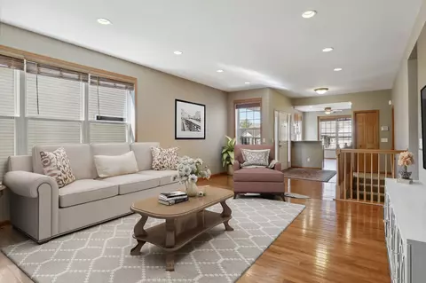 10920 Thone Rdg, Woodbury, MN 55129