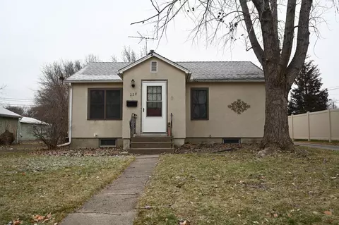 228 7th Ave W, Shakopee, MN 55379