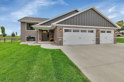 465 Ottawa Ave SE, Hutchinson, MN 55350