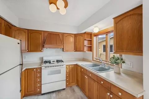 991 Hammer Ave, Saint Paul, MN 55106