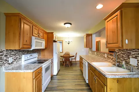 643 Sandy Ct, Wanamingo, MN 55983 photo 2