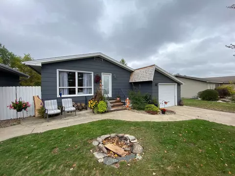 17 2nd St NW, Menahga, MN 56464