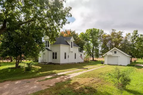 402 1st St E, Vernon Center, MN 56090