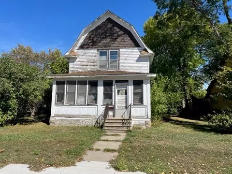 102 W Lyon St, Marshall, MN 56258